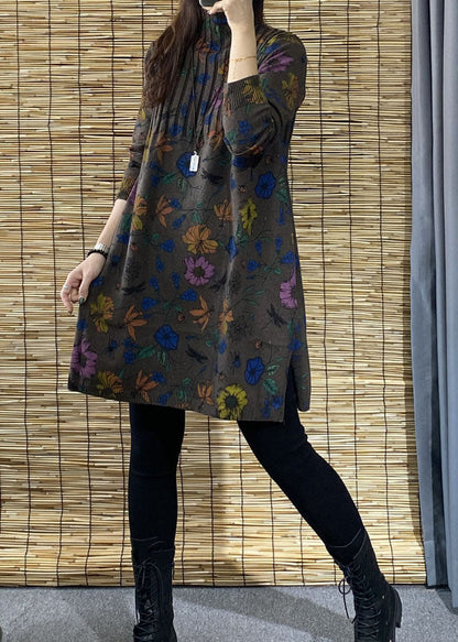 Schokoladenbrauner Rollkragenpullover mit seitlichem Druck und offener Herbst-Blumenstrickjacke in Übergröße