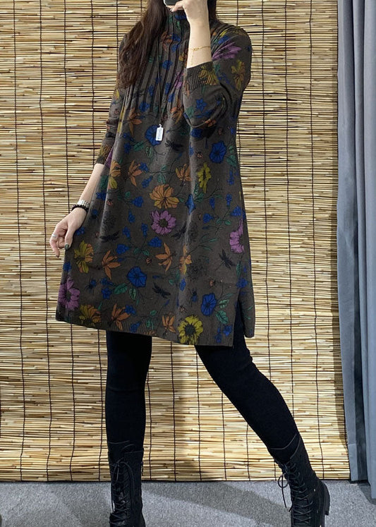 Schokoladenbrauner Rollkragenpullover mit seitlichem Druck und offener Herbst-Blumenstrickjacke in Übergröße