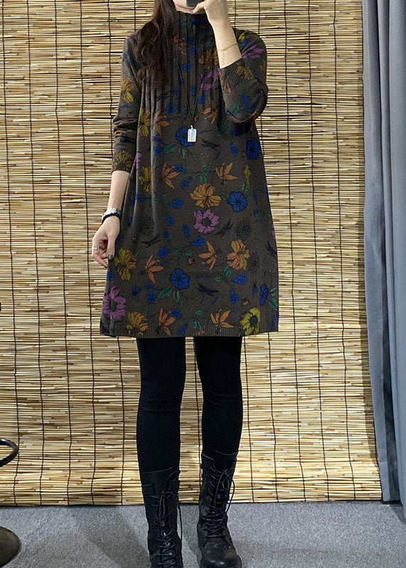 Schokoladenbrauner Rollkragenpullover mit seitlichem Druck und offener Herbst-Blumenstrickjacke in Übergröße