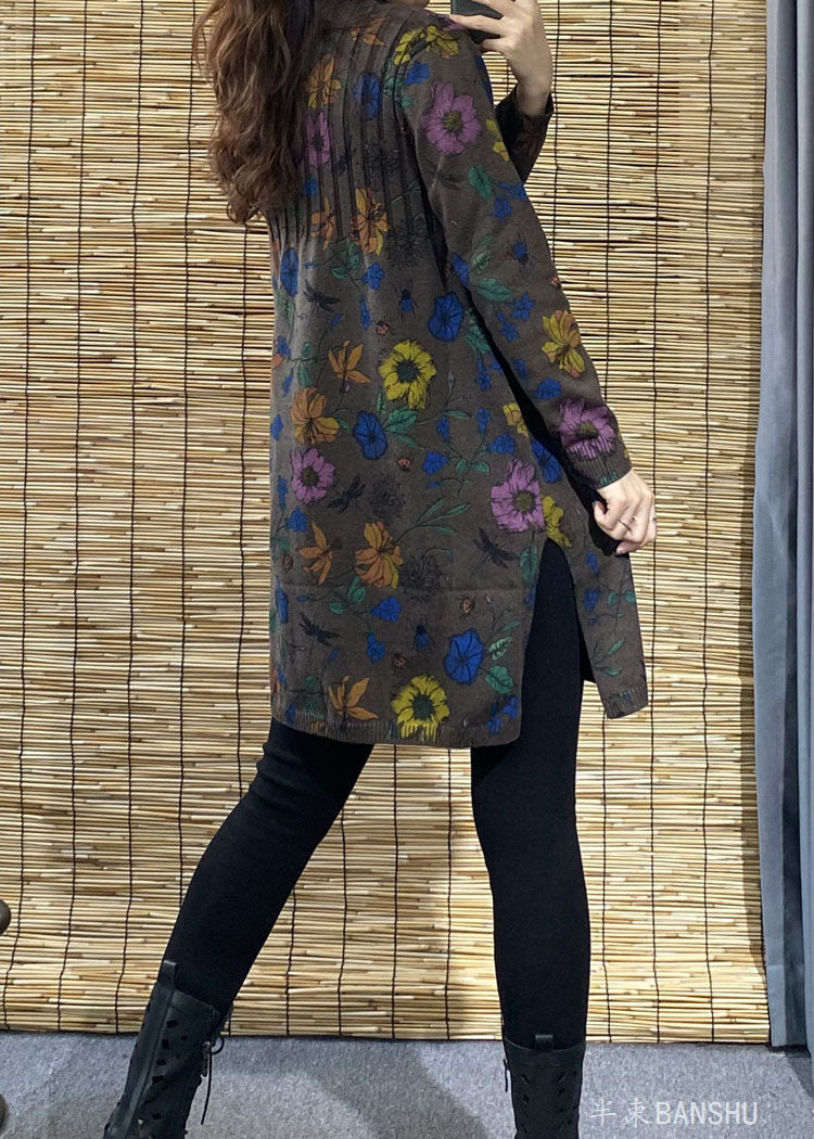 Schokoladenbrauner Rollkragenpullover mit seitlichem Druck und offener Herbst-Blumenstrickjacke in Übergröße