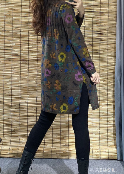 Schokoladenbrauner Rollkragenpullover mit seitlichem Druck und offener Herbst-Blumenstrickjacke in Übergröße