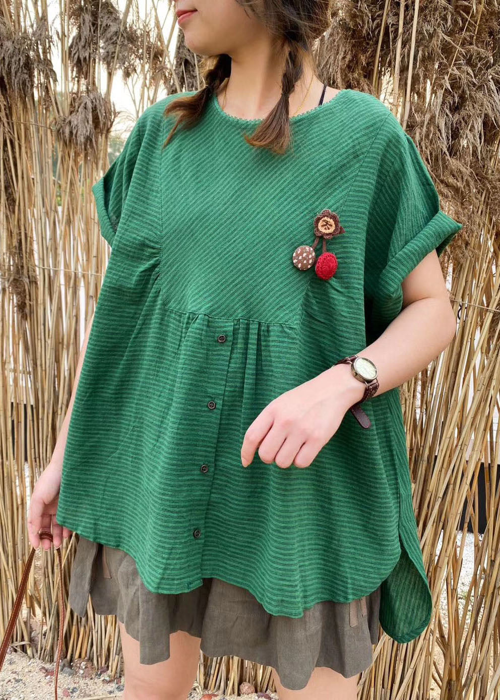 Top de lino a rayas con patchwork verde de talla grande y manga corta