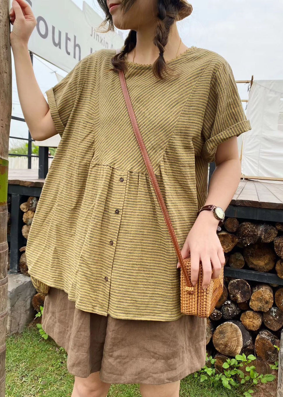 Top de lino a rayas con patchwork verde de talla grande y manga corta