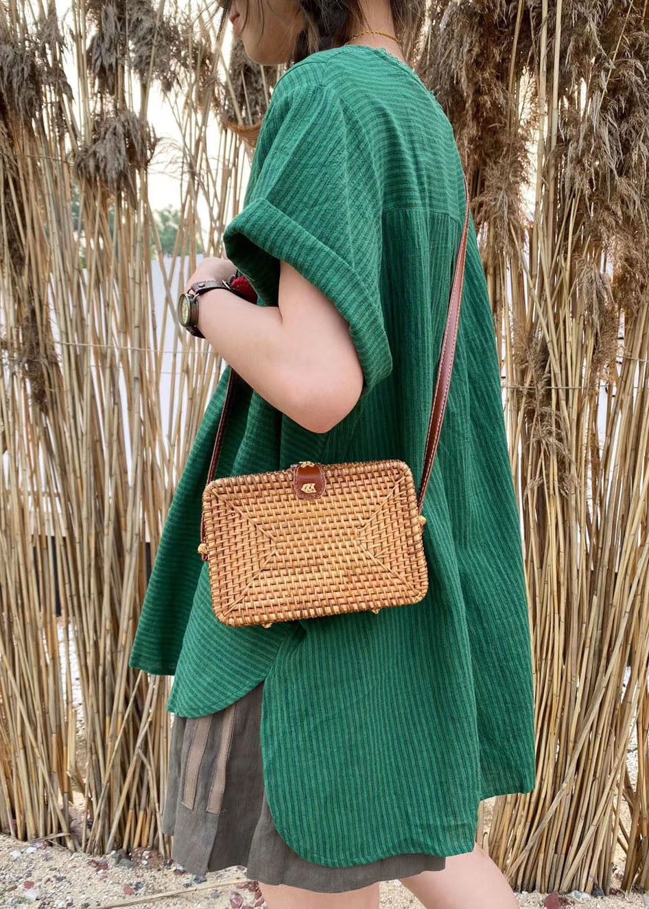 Top de lino a rayas con patchwork verde de talla grande y manga corta