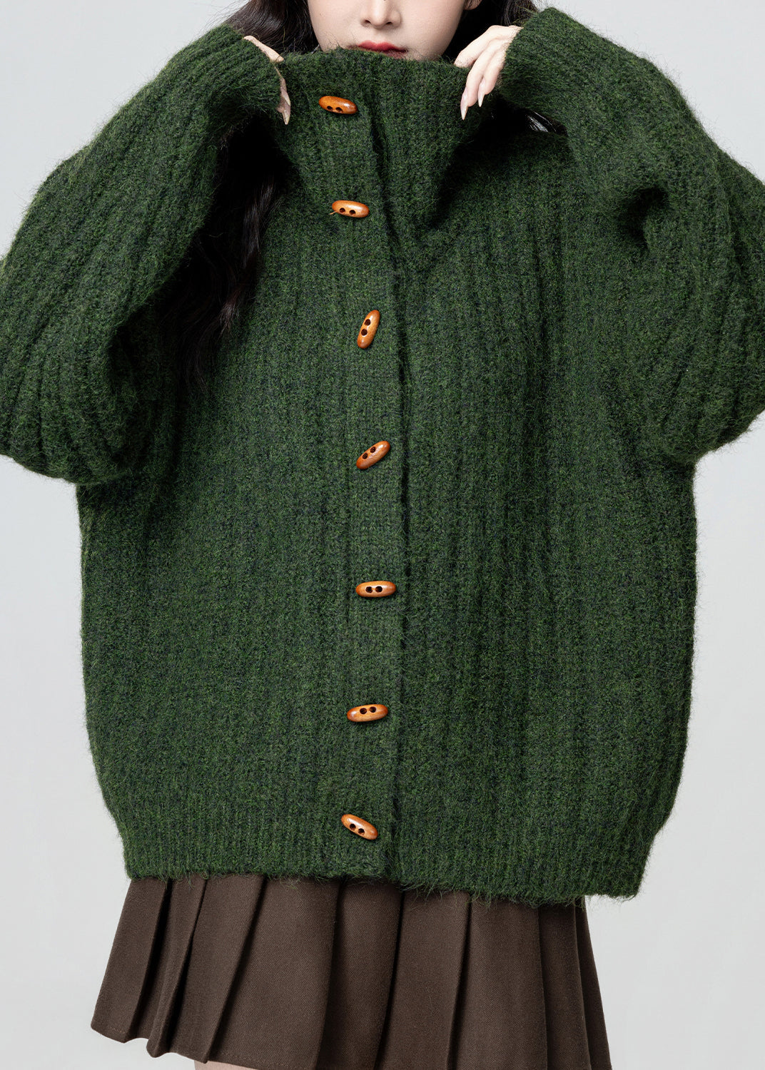 Abrigo de punto acogedor con botones y cuello alto verde de talla grande para invierno