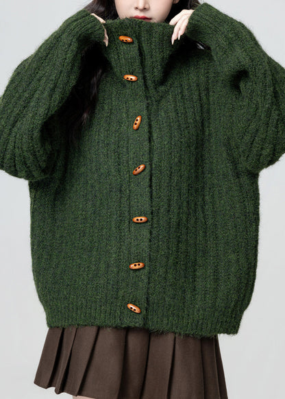 Abrigo de punto acogedor con botones y cuello alto verde de talla grande para invierno