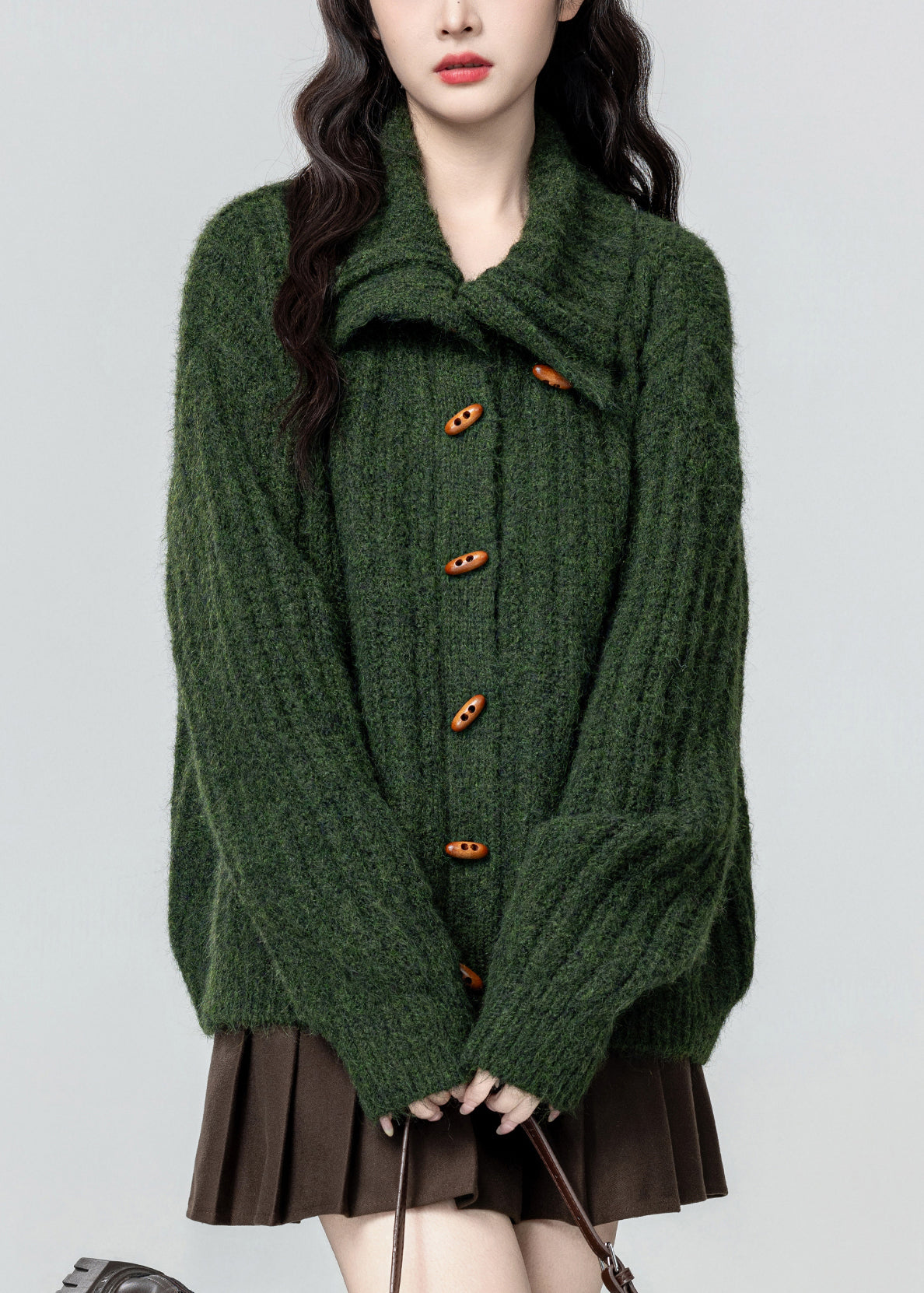 Abrigo de punto acogedor con botones y cuello alto verde de talla grande para invierno