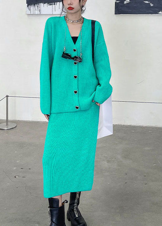 Zweiteiliges Winter-Strickset mit V-Ausschnitt und Knöpfen in Grün in Übergröße