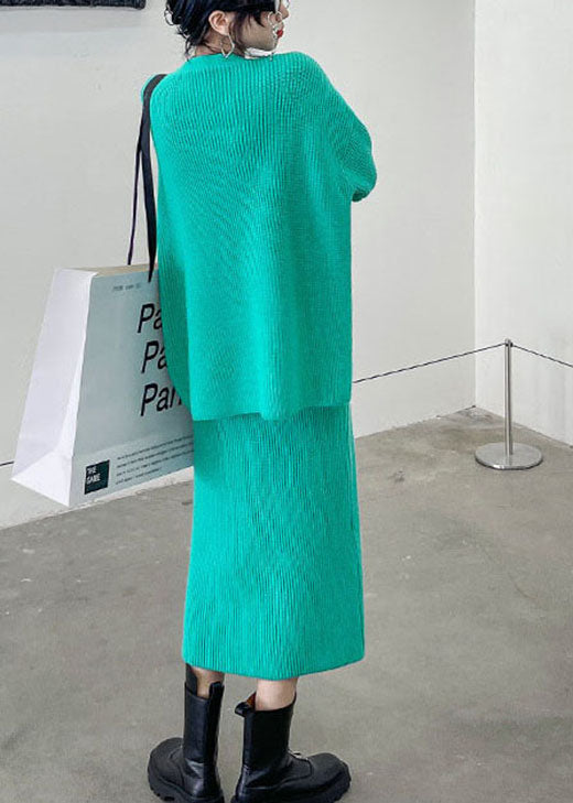 Zweiteiliges Winter-Strickset mit V-Ausschnitt und Knöpfen in Grün in Übergröße