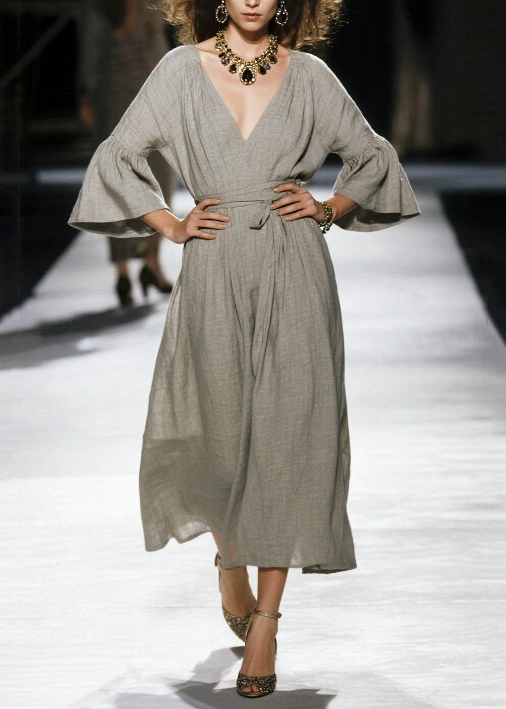 Grauer Leinen-Morgenmantel in Übergröße mit ausgestellten Ärmeln