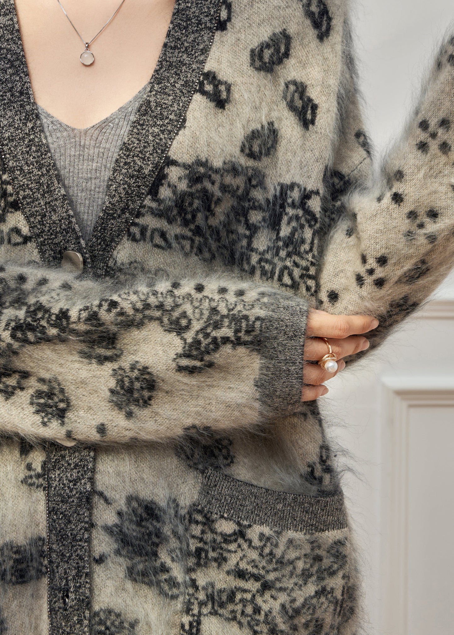 Graue Strickjacke in Übergröße mit V-Ausschnitt und Print, langärmelig, aus Baumwolle, Strick, langärmelig