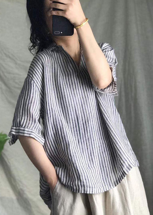 Graues Leinenoberteil mit V-Ausschnitt und Streifen in Übergröße, kurzärmlig