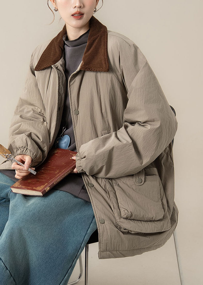 Parka gruesa de invierno con bolsillos y cuello Peter Pan de color caqui de talla grande