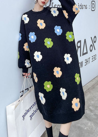 Plus Size Naturschwarzes dickes Strickkleid mit Blumenmuster für den Winter
