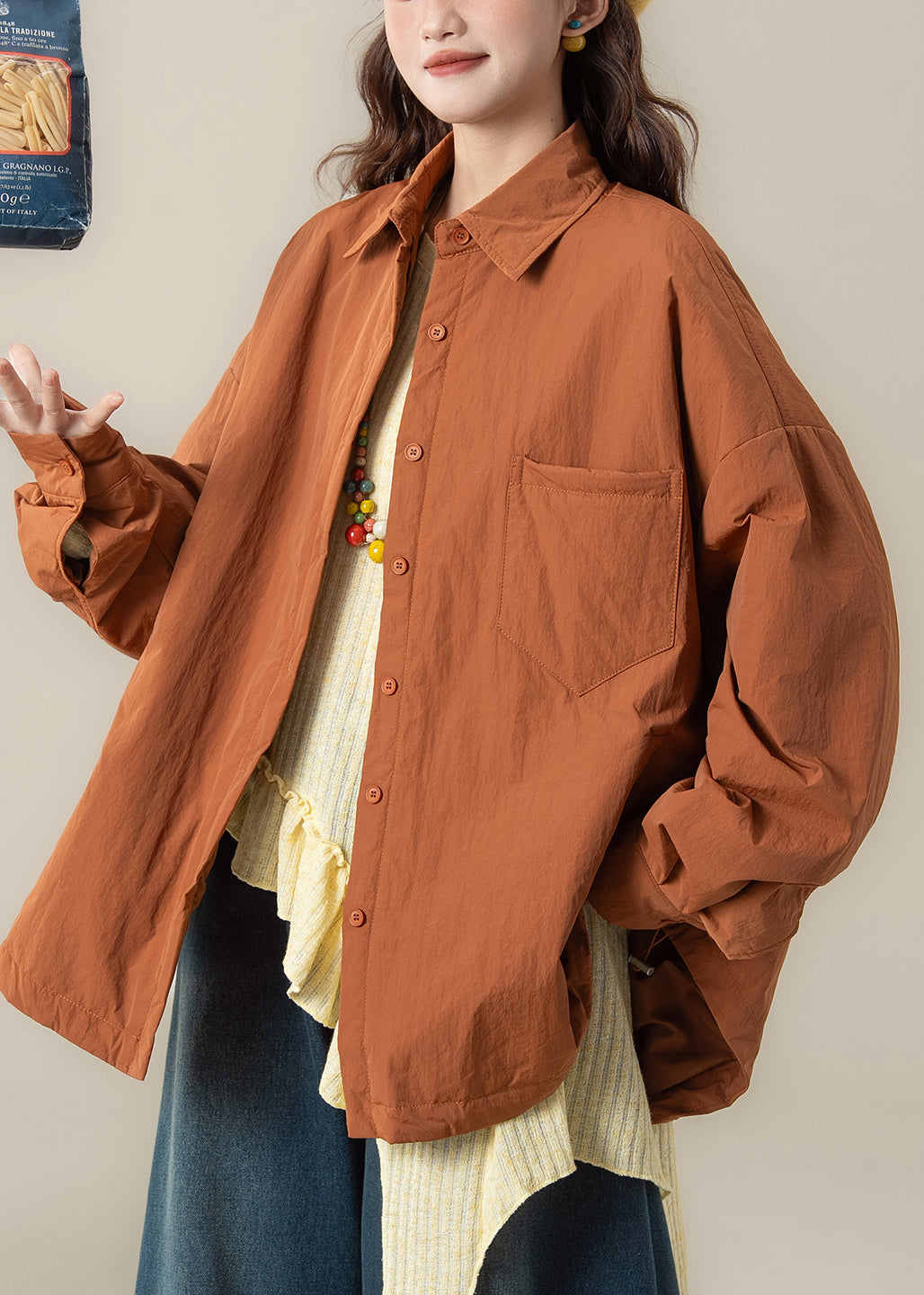 Frühlingsmantel in Übergröße mit orangefarbenem Peter-Pan-Kragen, Taschen und Baumwollfüllung