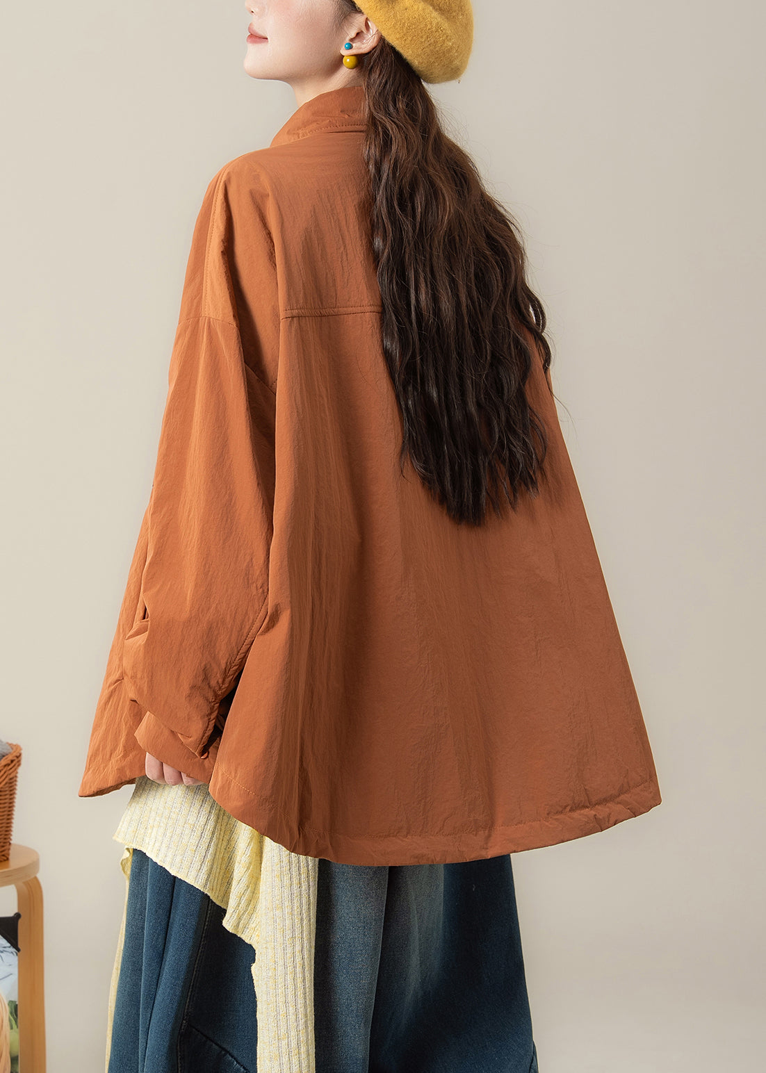 Frühlingsmantel in Übergröße mit orangefarbenem Peter-Pan-Kragen, Taschen und Baumwollfüllung