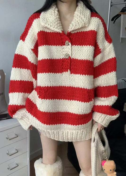 Große Größen, rote, übergroße, gestreifte Strickpullover für den Winter