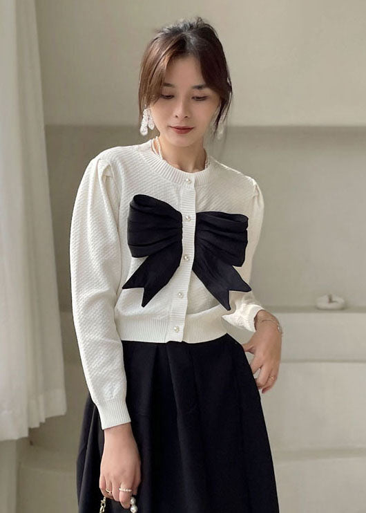 Plus Size Weißes Strickhemd mit Knopf und Schleife, Frühling