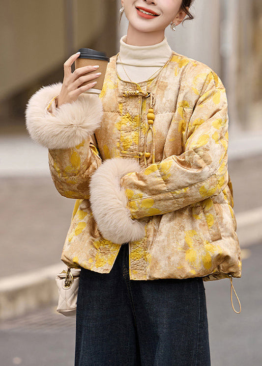 Gelbe Winterjacke in Übergröße mit orientalischen Knöpfen, Pelzbesatz und Daunenfüllung, verziert mit Knöpfen und Fell.