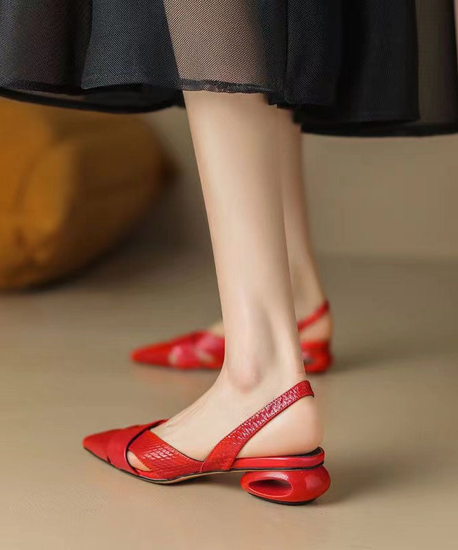 Rote schöne ausgehöhlte Spleißen klobige Sandalen spitze Zehenpartie