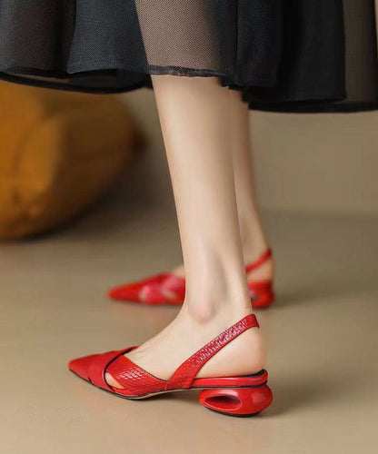 Rote schöne ausgehöhlte Spleißen klobige Sandalen spitze Zehenpartie