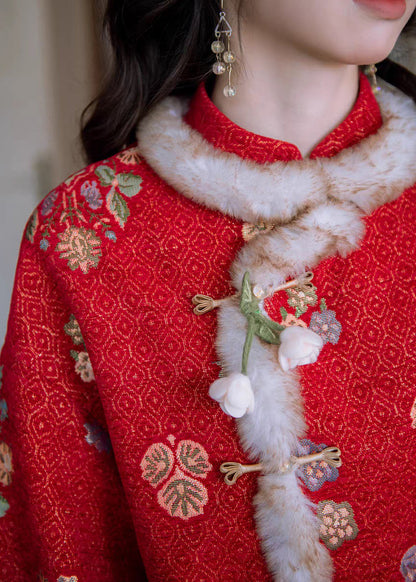 Parka de invierno cálida de polar con cuello alto y botones chinos rojos