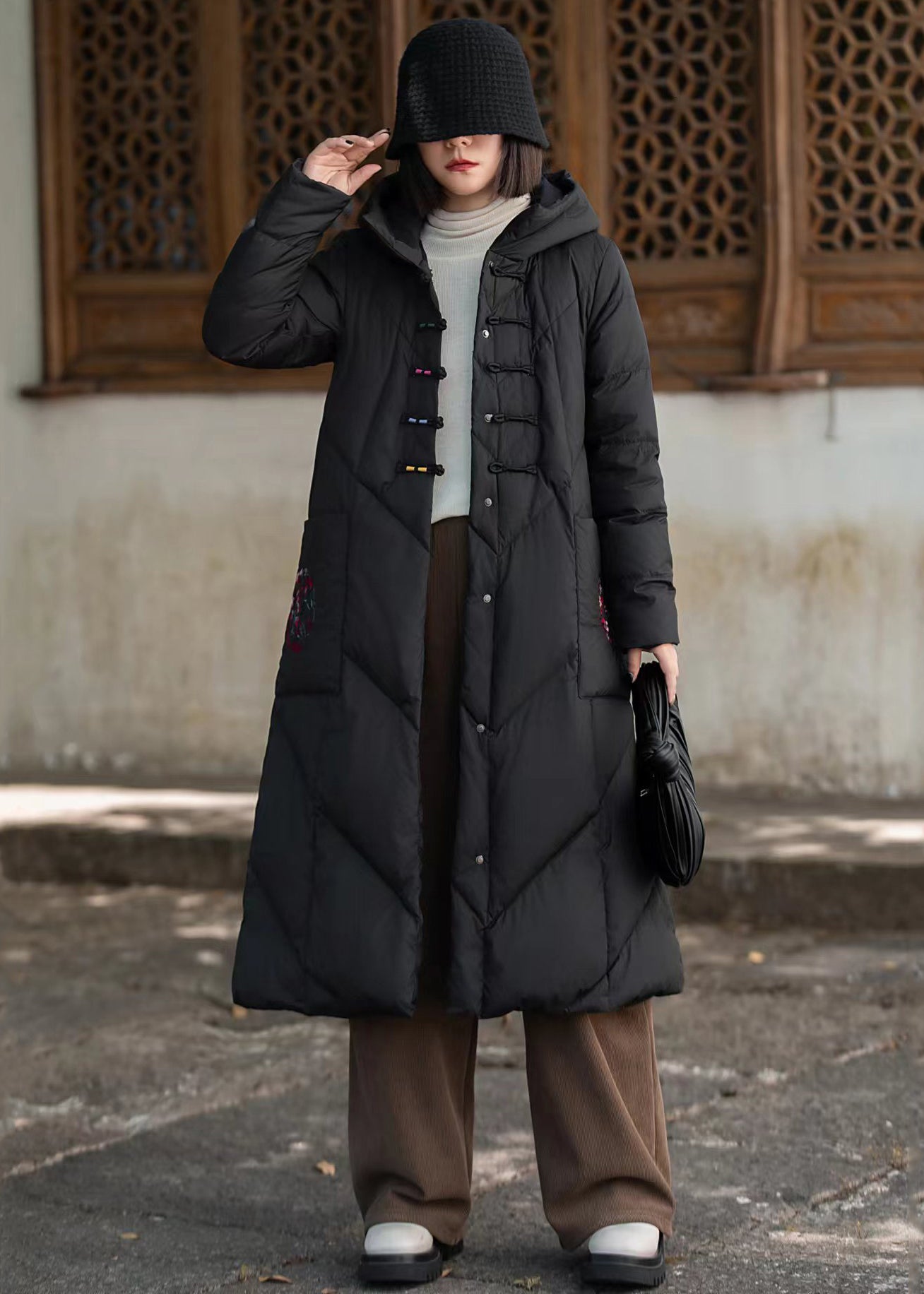 Roter, langer Wintermantel mit chinesischen Knöpfen, Taschen und Entendaunenfüllung, Kapuze