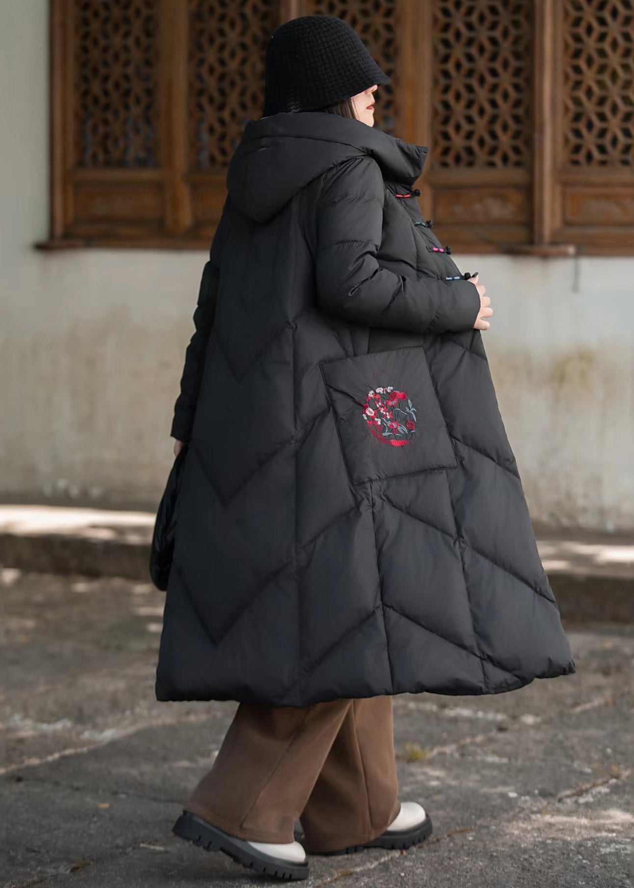 Roter, langer Wintermantel mit chinesischen Knöpfen, Taschen und Entendaunenfüllung, Kapuze