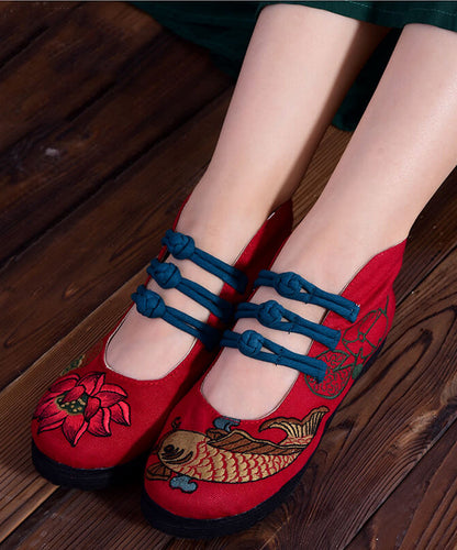 Rote Ballerinas mit asymmetrischem Design und Schnallenriemen