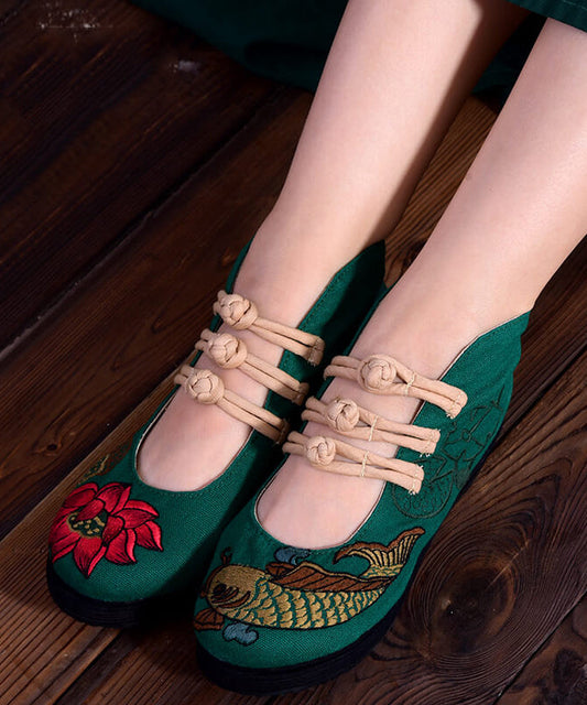 Rote Ballerinas mit asymmetrischem Design und Schnallenriemen