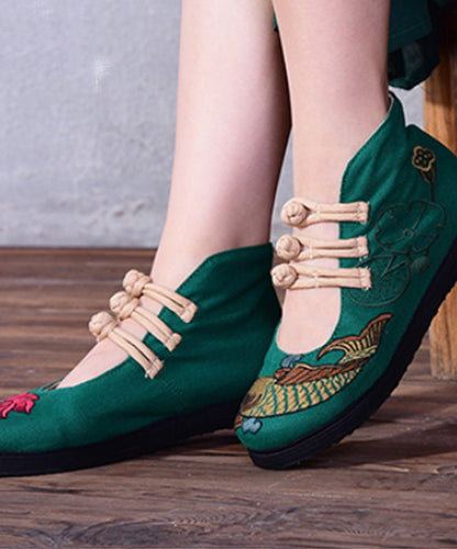 Rote Ballerinas mit asymmetrischem Design und Schnallenriemen