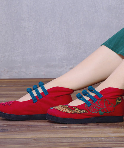 Rote Ballerinas mit asymmetrischem Design und Schnallenriemen