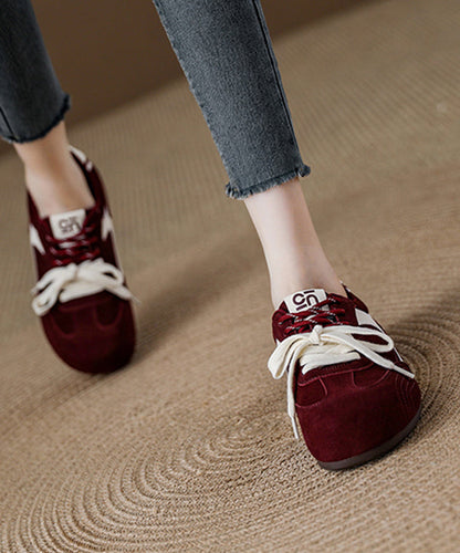 Rote Schnür-Plateau-Wildleder-Flats mit modischem Spleiß-Design
