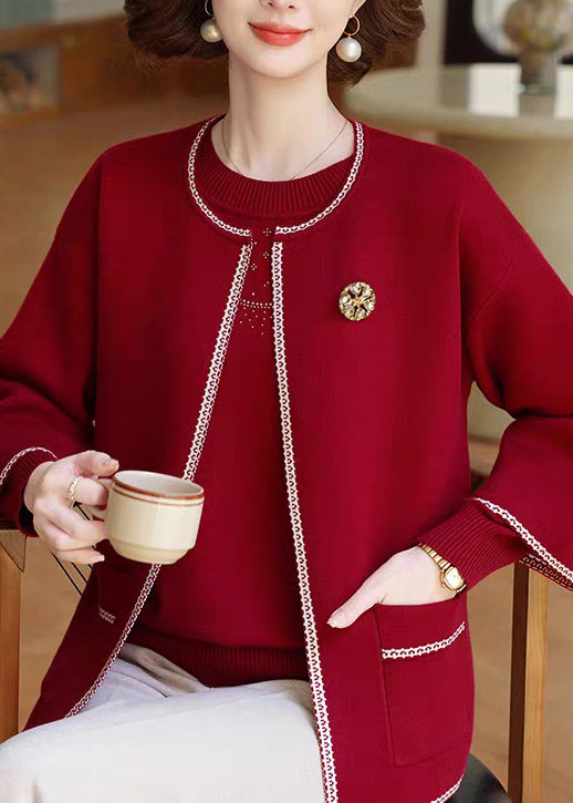 Zweiteiliges Set aus rotem Rundhals-Baumwollstrickmantel und -pullover mit Dreiviertelärmeln