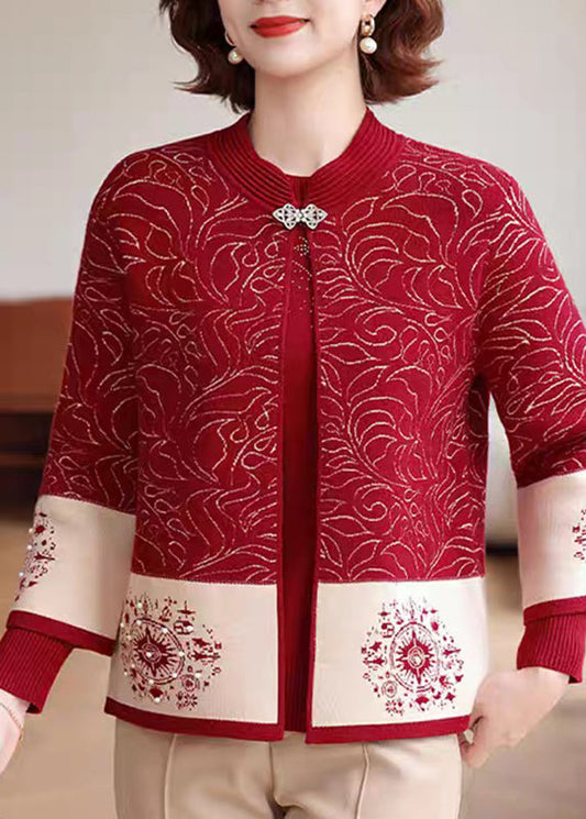 Zweiteiliges Set aus rotem Strickmantel und Pullover mit Rundhalsausschnitt und Print für den Frühling