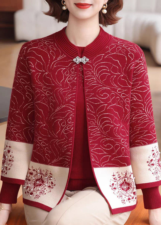Zweiteiliges Set aus rotem Strickmantel und Pullover mit Rundhalsausschnitt und Print für den Frühling