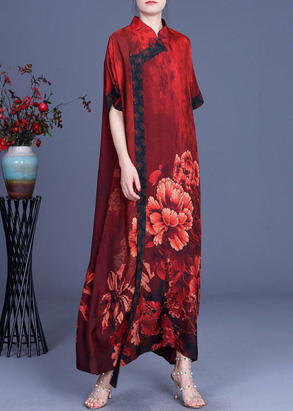 Rotes Seidenkleid mit Druckknöpfen und halben Ärmeln