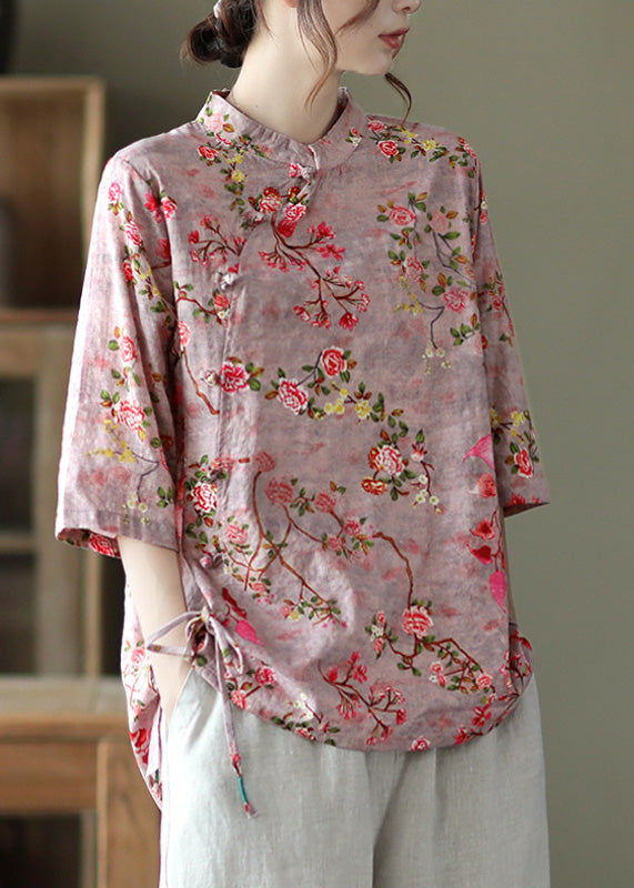 Top acogedor rojo con cuello alto y botones para verano