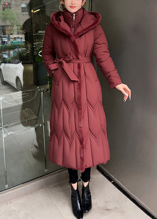 Rote Maxi-Parkas mit Kapuze und Bindegürtel für den Winter