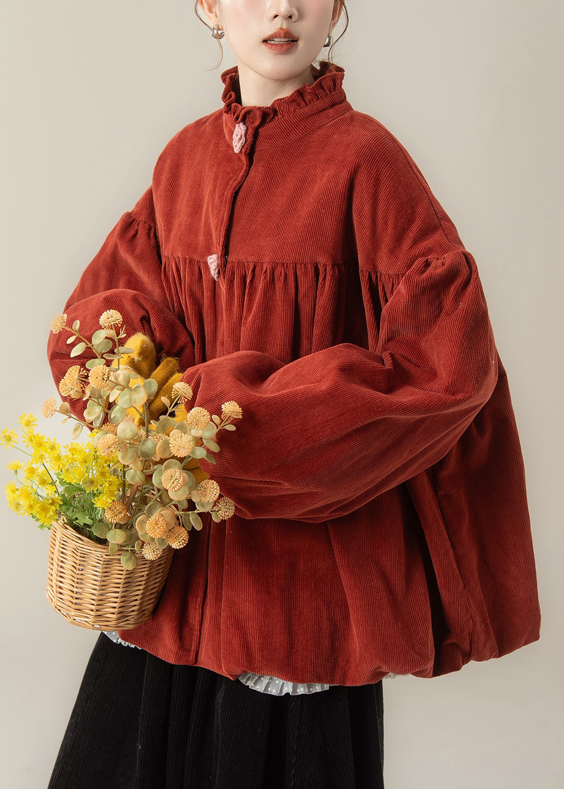 Roter, geknöpfter Cordparka mit Baumwollfüllung und Stehkragen