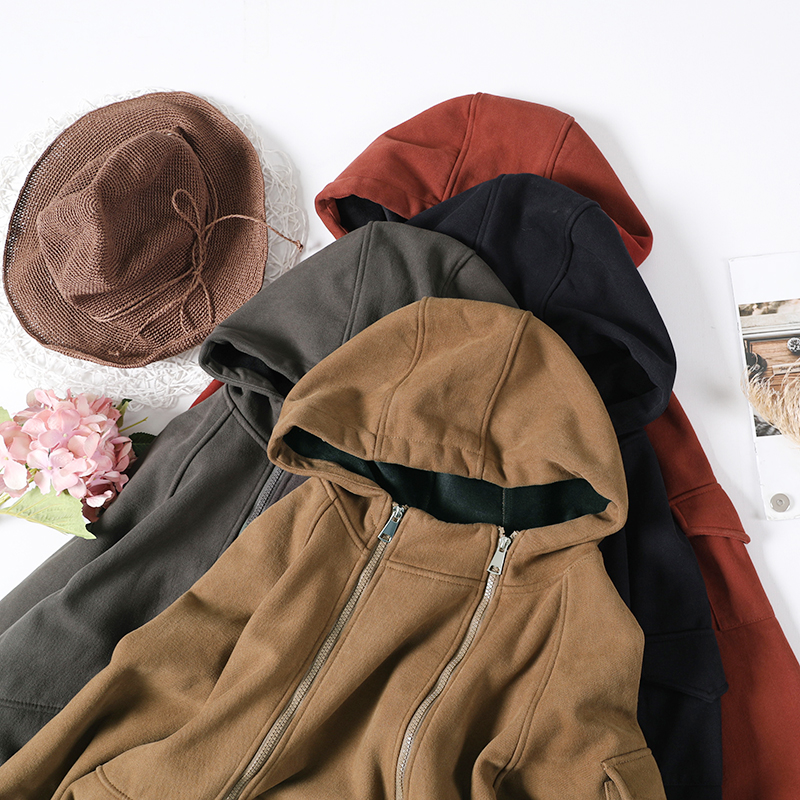 Rotes, lockeres Sweatshirt mit Kapuze und Taschen und Reißverschluss