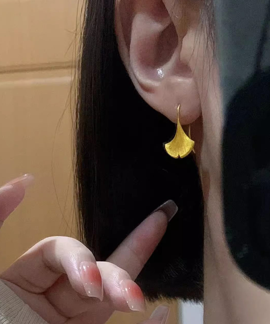 Normale goldene Ahornblatt-Tropfenohrringe