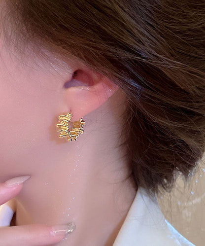 Pendientes de aro circulares con arrugas de metal dorado regular