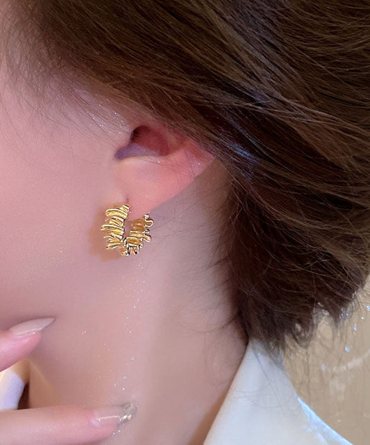 Pendientes de aro circulares con arrugas de metal dorado regular