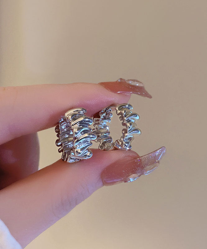 Pendientes de aro circulares con arrugas de metal dorado regular