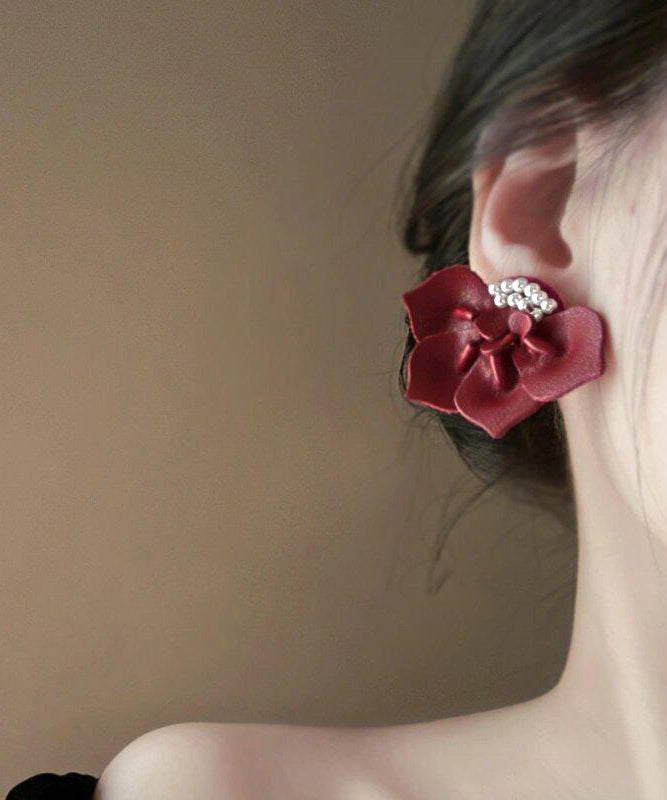 Pendientes de botón con perlas de jazmín de cuero sintético rojo regular
