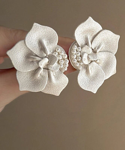 Pendientes de botón con perlas de jazmín de cuero sintético rojo regular