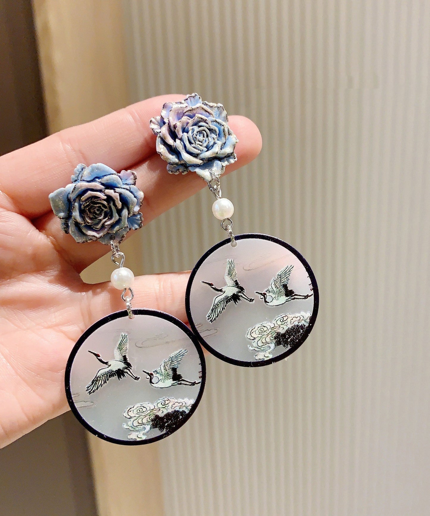 Retro Schwarze Acrylperlen-Ohrhänger mit Blumenmuster