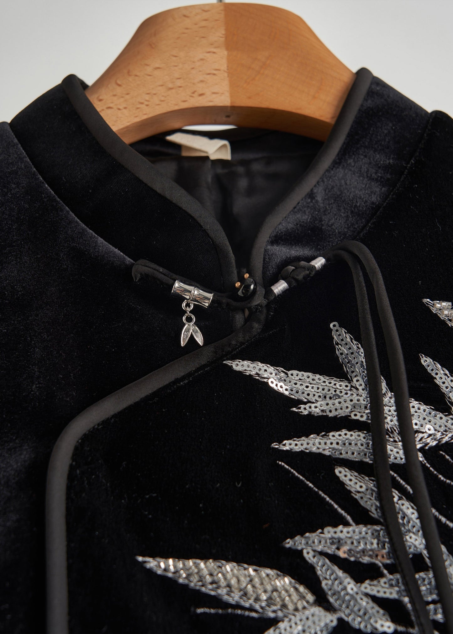 Retro-Top aus schwarzem Pailletten-Bambusseidenvelours für den Frühling