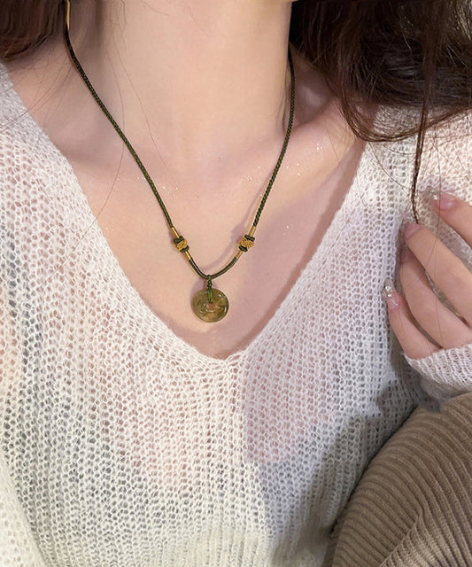 Collar con colgante de hebilla de ping de resina verde negruzco retro tejido a mano